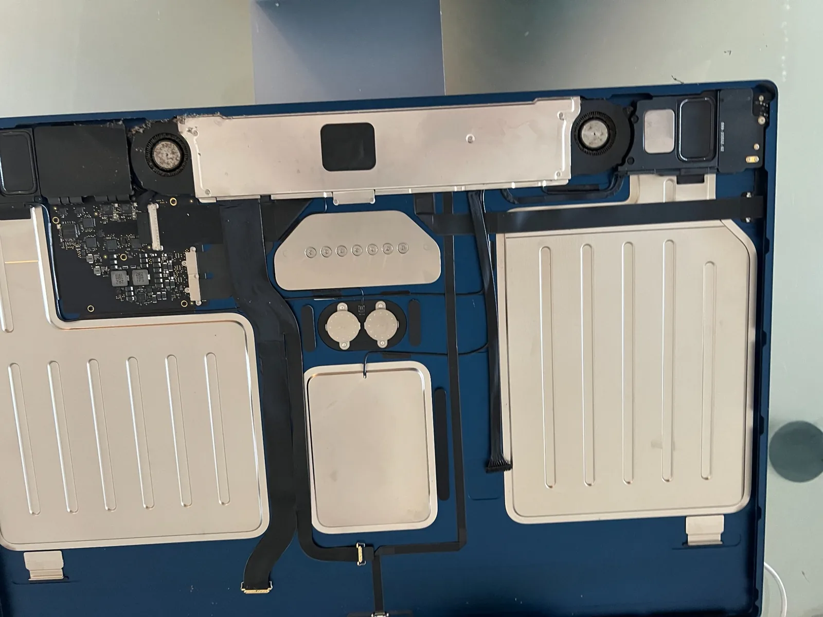 Vue interne d’un iMac en intervention