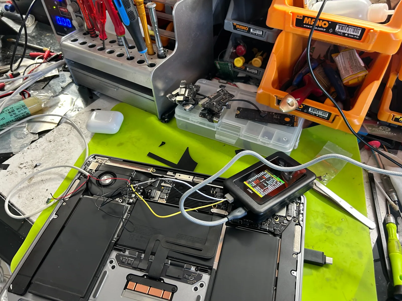 MacBook ouvert sur l’établi