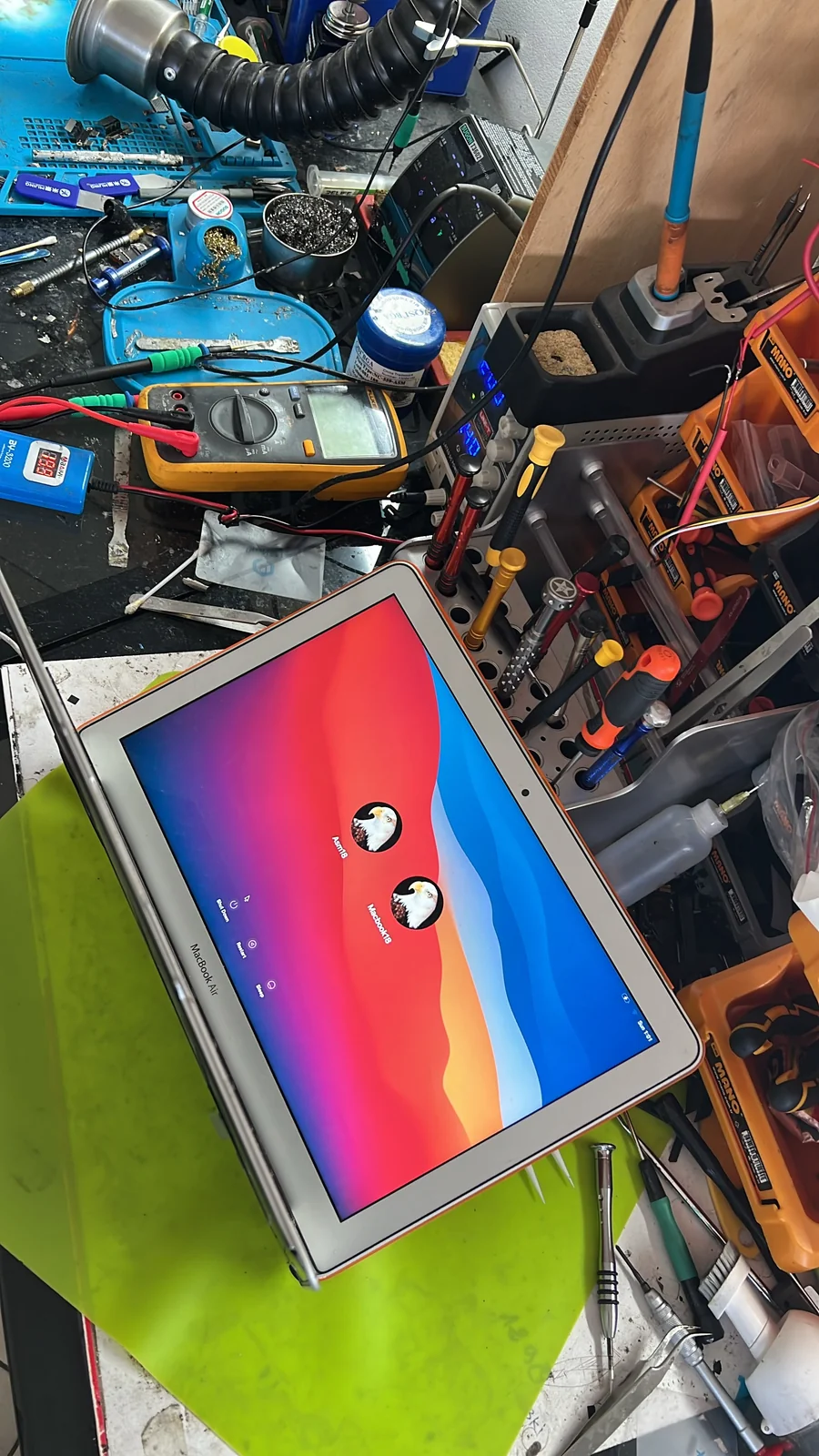 MacBook ouvert sur le banc de diagnostic